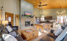 Gatlinburg Mountain Cabin With Hot Tub, Deck And Games